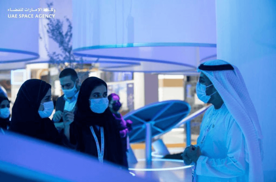يشارك كوادر من وكالة الإمارات للفضاء جنبًا إلى جنب مع صنّاع السياسات والمبتكرين في حوارات أسبوع أبوظبي للاستدامة حيث تسهم دولة #الإمارات ببناء فرص اقتصاد مرن يحمي المناخ.